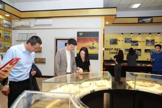 媒体参访团及嘉宾参观招金精炼展厅