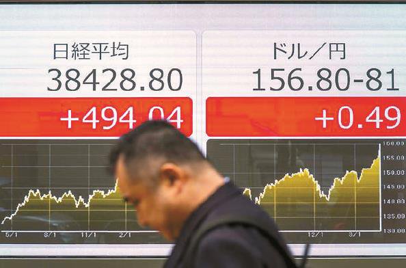 日本东京一个电子屏显示日元对美元汇率接近一百六十日元兑一美元 图GJ