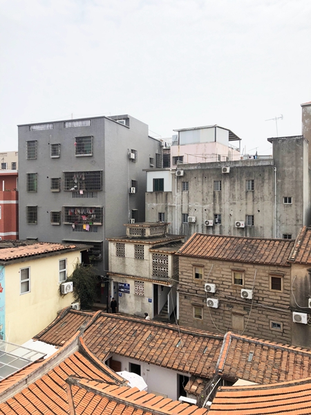不同年代的多种自建房，包括传统民居、两层石条房和砖混多层住宅，刘昭吟摄