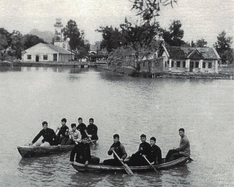 1933年，泛舟于泅水池（今内池）；右后方建筑为浴沂室，左后塔楼为钟楼。庄景辉、贺春旎《集美学校嘉庚建筑》，2013年，受访人供图