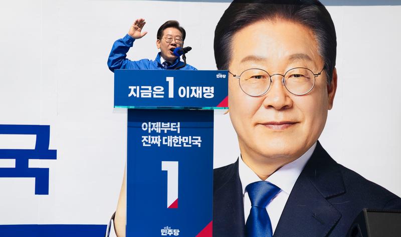 5月12日，李在明在韩国首都首尔参加总统选举竞选活动。新华社