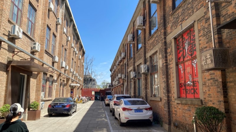 后浪图书所在的北京纳福胡同13号老厂房院子。摄影/佟鑫