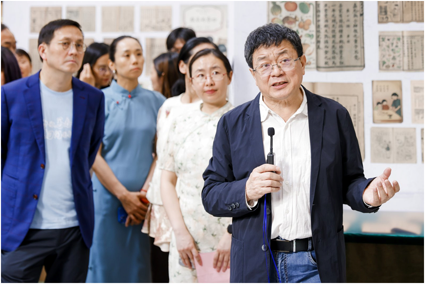 邓康延在“致敬先生·美育中华：复旦大学建校120周年献礼展”开幕式上为嘉宾导览。
