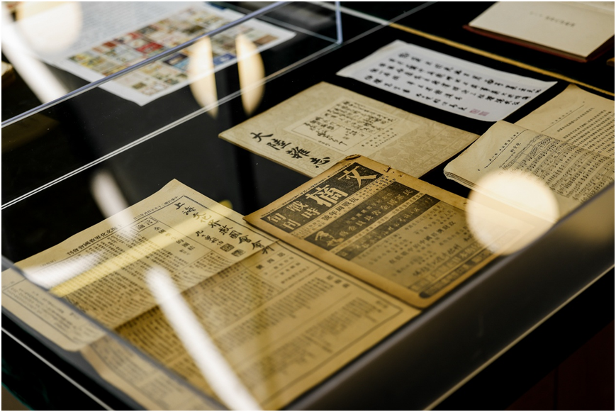 展览特辟一柜，展出了与马相伯与其他学人的书信往来、复旦大学文摘社的《文摘·战时旬刊》等。