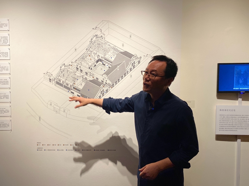 策展人、建筑师冯路在陈宅内部结构复原图前介绍老房子历史    摄影/佟鑫