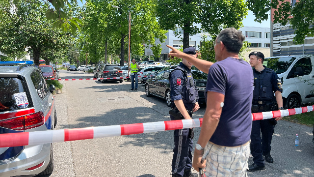 6月10日，警察在奥地利格拉茨市枪击事件现场附近执勤 （新华社 图）