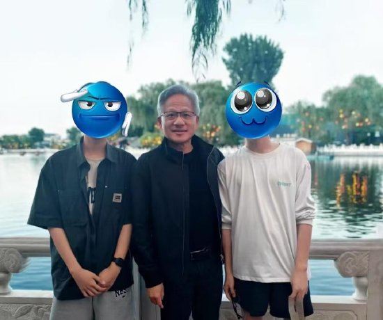 网友：偶遇英伟达CEO黄仁勋夜游北京什刹海！酒吧驻场歌手收到黄仁勋亲笔签名红包：唱 ...
